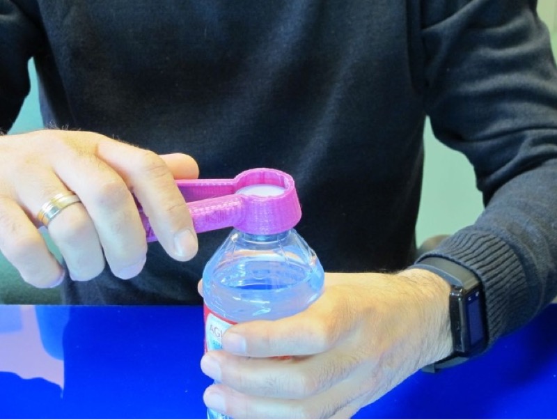 Abrebotellas ajustable impreso en 3D abriendo una botella de agua
