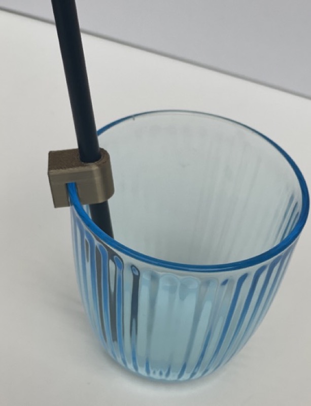 Portapajitas impreso en 3D en un vaso