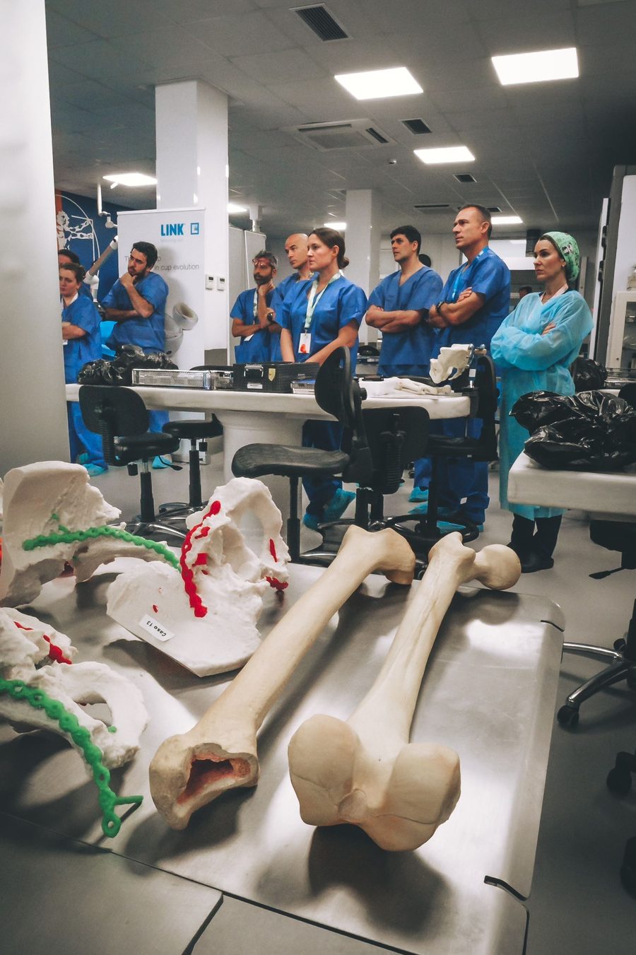 Equipo del grupo EM12 junto a biomodelos impresos en 3D durante una sesión de trabajo